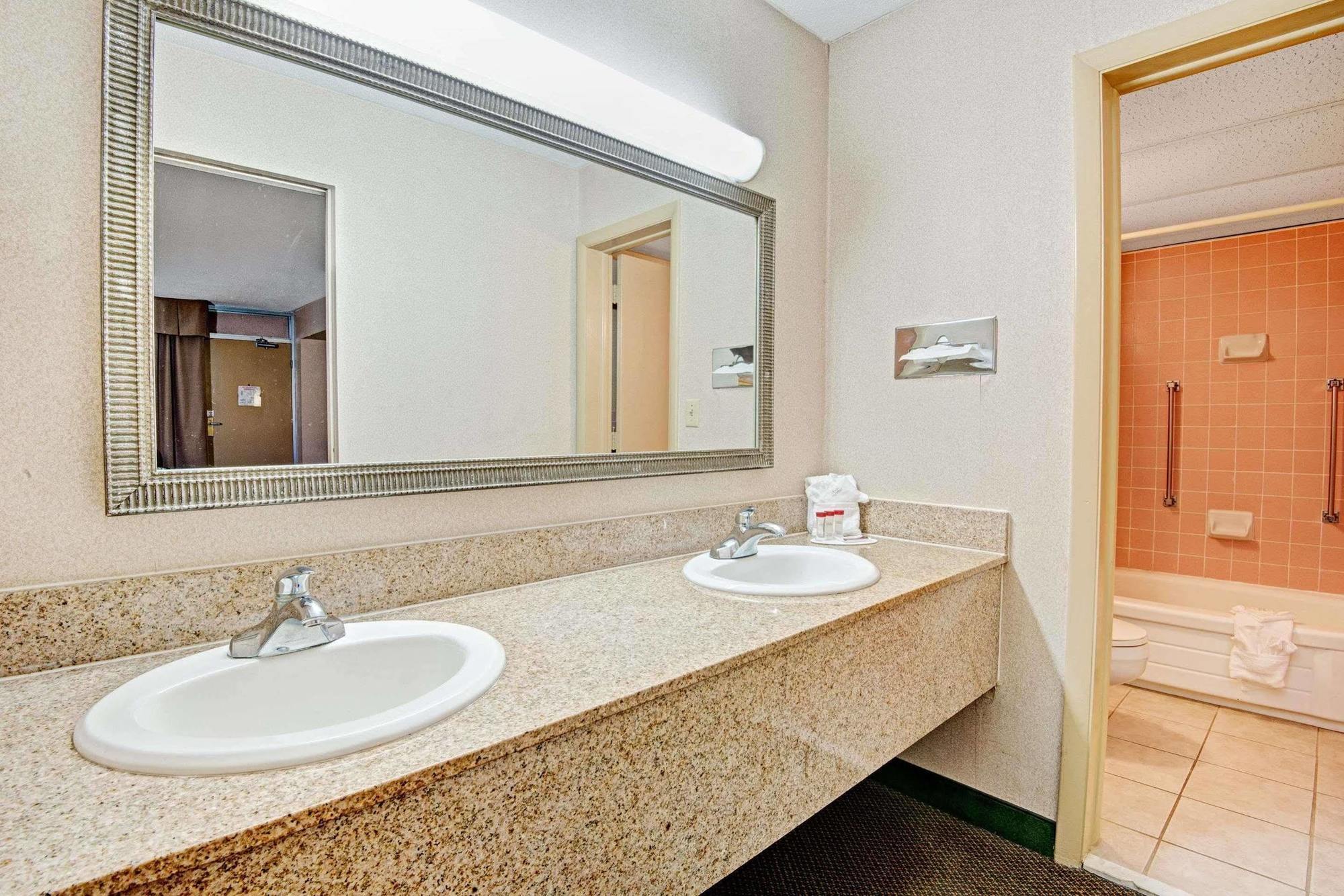 Mission Ramada Overland Park מראה חיצוני תמונה