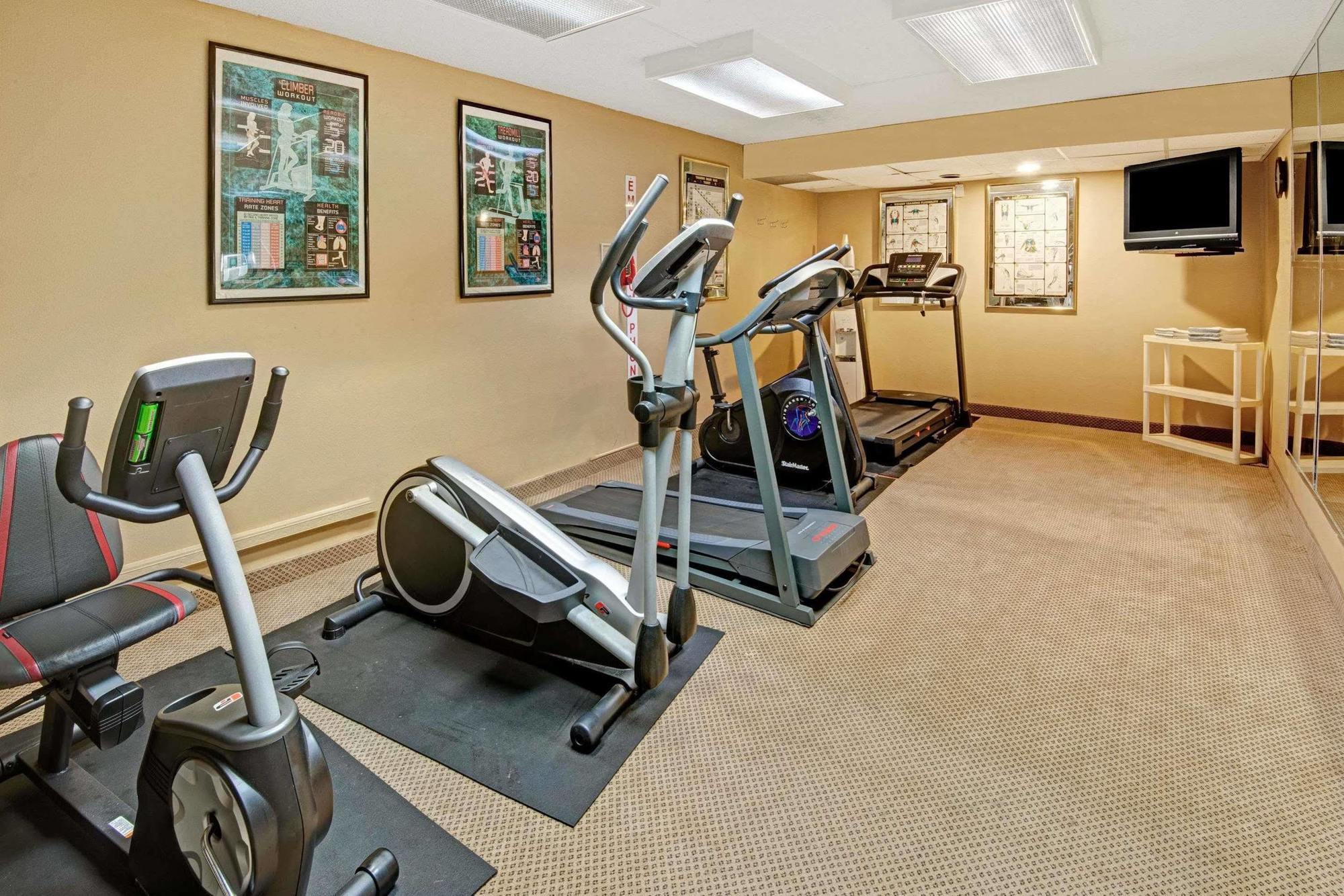 Mission Ramada Overland Park מראה חיצוני תמונה
